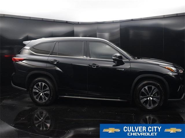 used 2020 Toyota Highlander Hybrid car, priced at $32,152