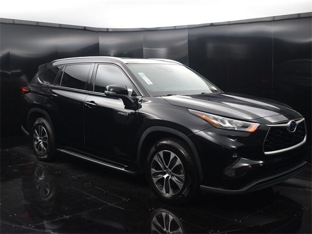 used 2020 Toyota Highlander Hybrid car, priced at $32,152