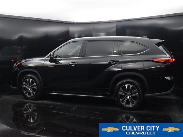 used 2020 Toyota Highlander Hybrid car, priced at $32,152