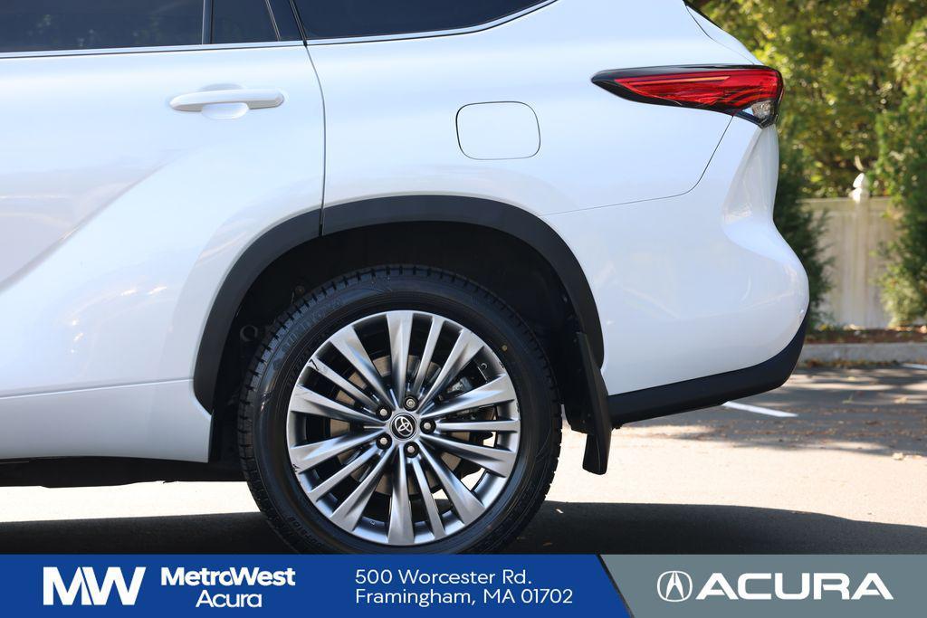 used 2022 Toyota Highlander car, priced at $38,788