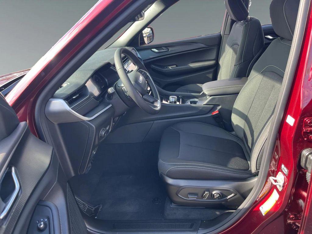 new 2025 Jeep Grand Cherokee car, priced at $42,375