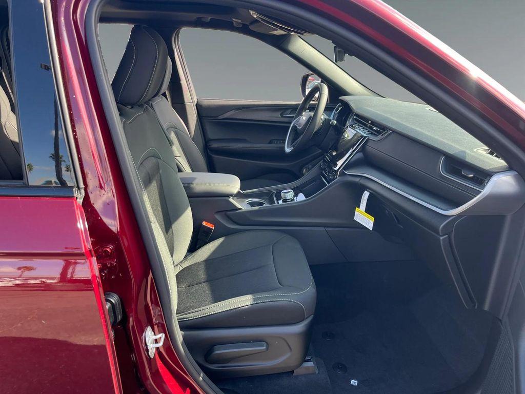 new 2025 Jeep Grand Cherokee car, priced at $42,375