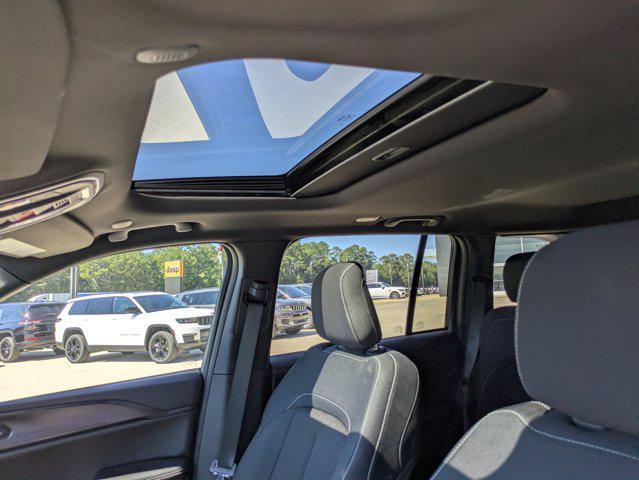 new 2025 Jeep Grand Cherokee car, priced at $38,197