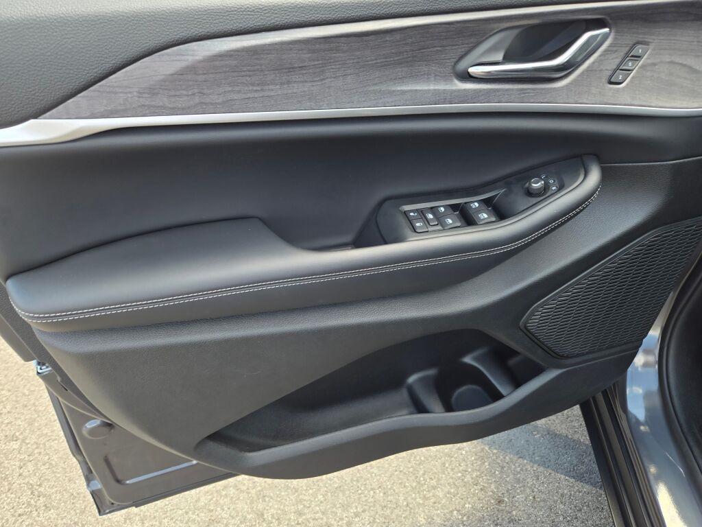 used 2025 Jeep Grand Cherokee car, priced at $43,995