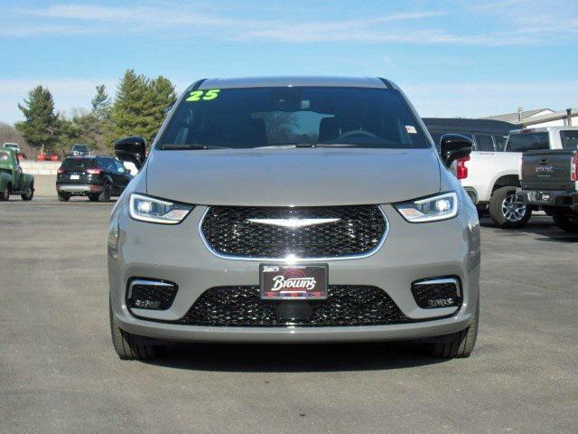 new 2025 Chrysler Pacifica car, priced at $44,874