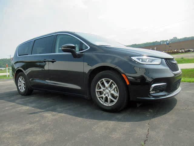used 2023 Chrysler Pacifica car, priced at $27,500
