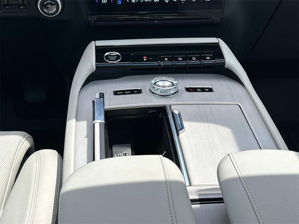 new 2025 Lincoln Navigator car, priced at $106,000