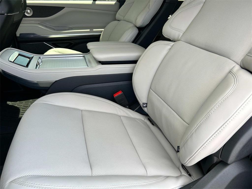 new 2025 Lincoln Navigator car, priced at $106,000