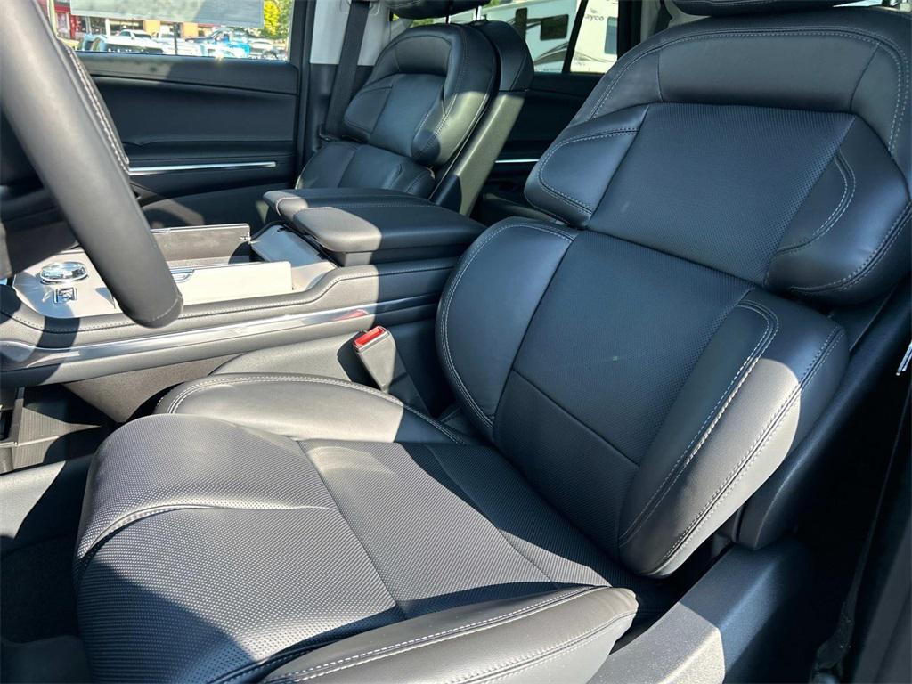 new 2025 Lincoln Navigator car, priced at $104,000