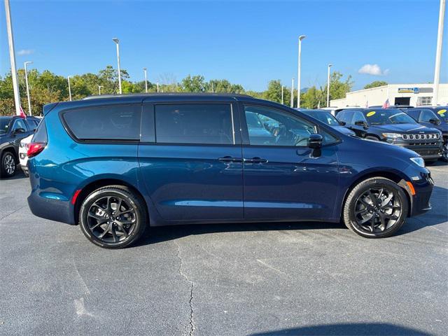 new 2024 Chrysler Pacifica car, priced at $53,997