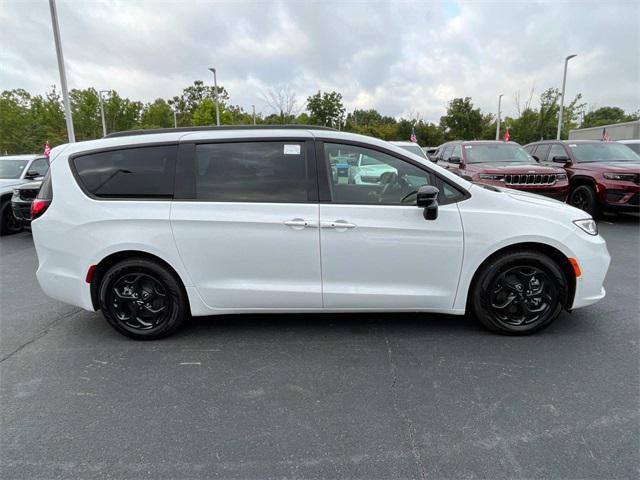 new 2024 Chrysler Pacifica Hybrid car, priced at $57,258