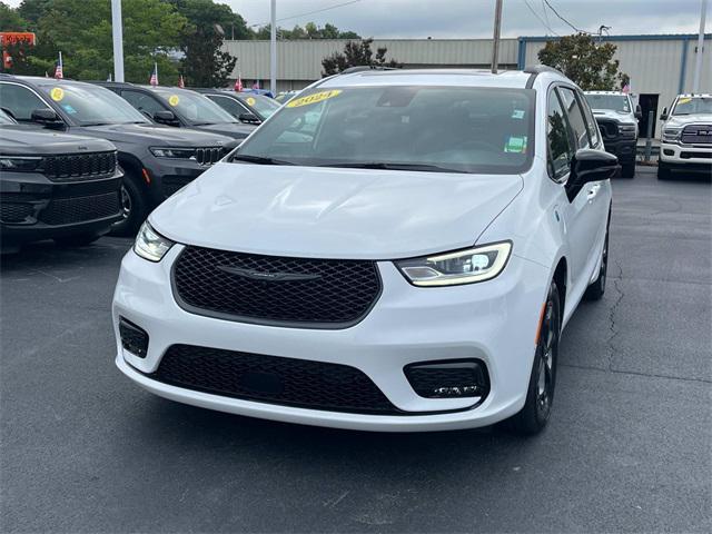 new 2024 Chrysler Pacifica Hybrid car, priced at $57,258