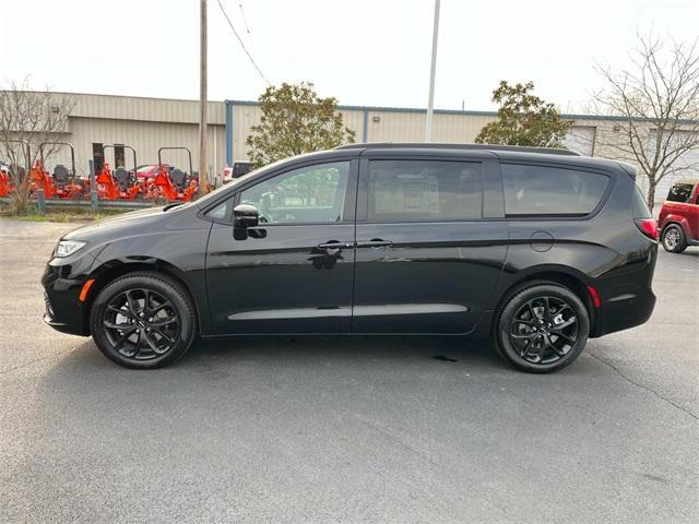 new 2024 Chrysler Pacifica car, priced at $54,668