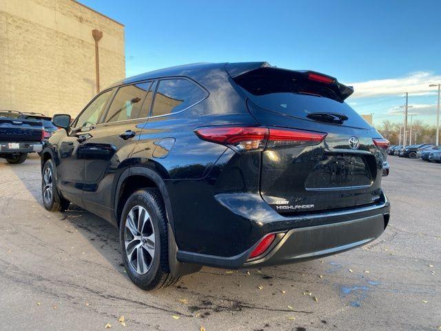 used 2022 Toyota Highlander car, priced at $38,480