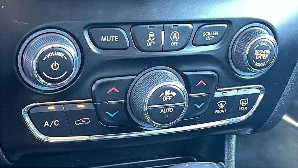 used 2023 Jeep Cherokee car, priced at $21,980