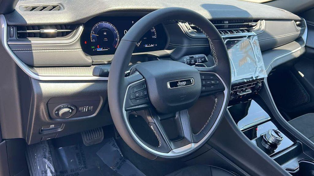 new 2025 Jeep Grand Cherokee car, priced at $37,550