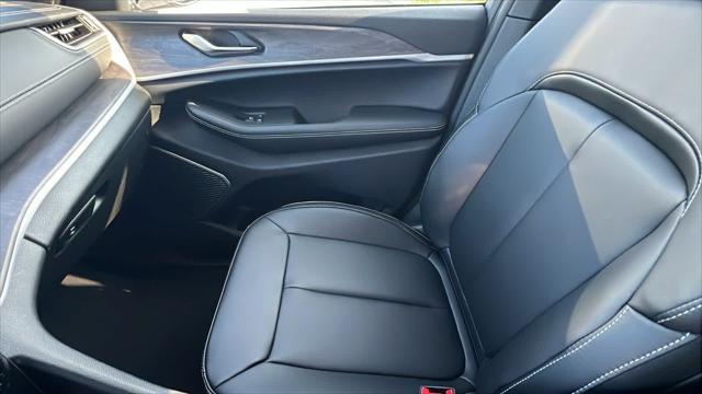 new 2025 Jeep Grand Cherokee car, priced at $48,000