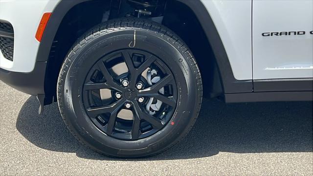 new 2025 Jeep Grand Cherokee car, priced at $39,000
