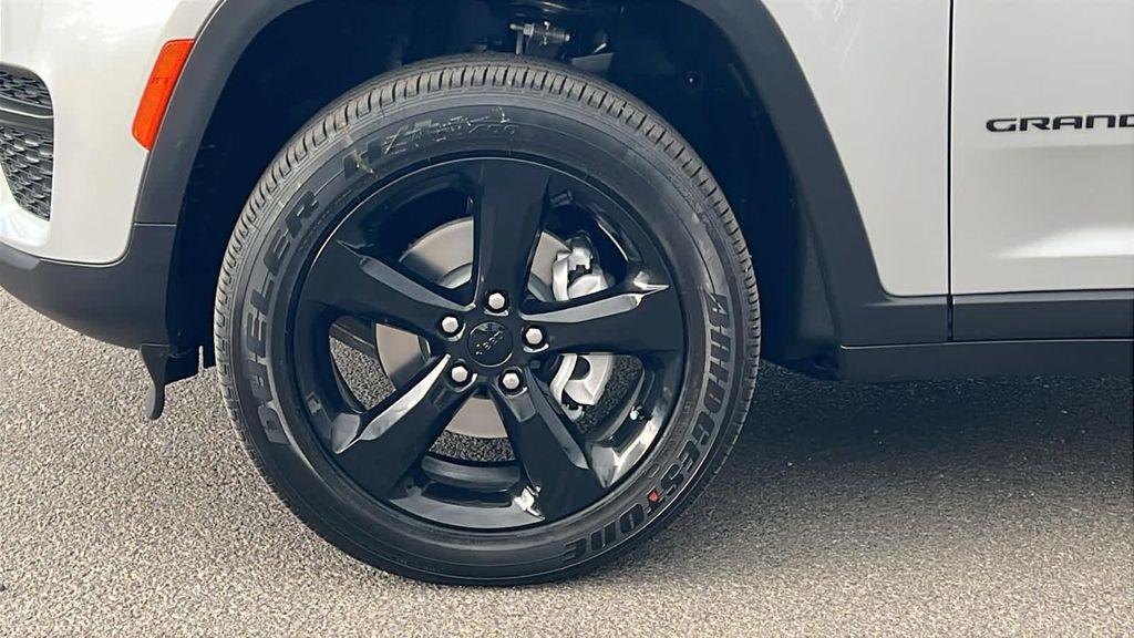 new 2025 Jeep Grand Cherokee car, priced at $41,650