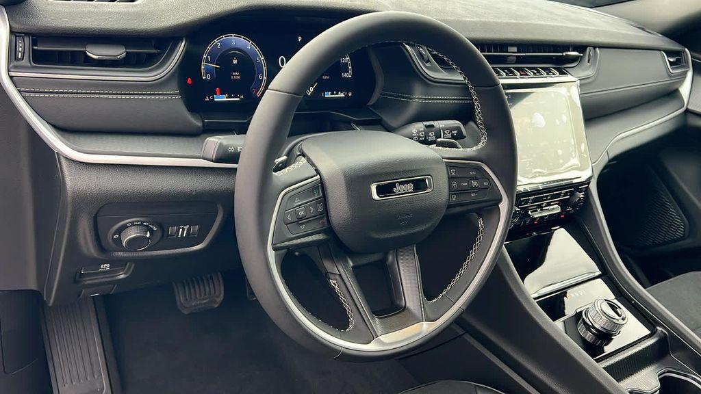 new 2025 Jeep Grand Cherokee car, priced at $41,650