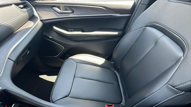 new 2025 Jeep Grand Cherokee car, priced at $48,400