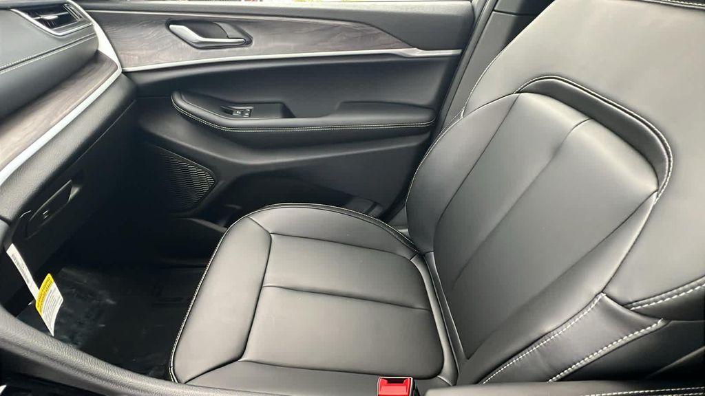 new 2025 Jeep Grand Cherokee car, priced at $47,165