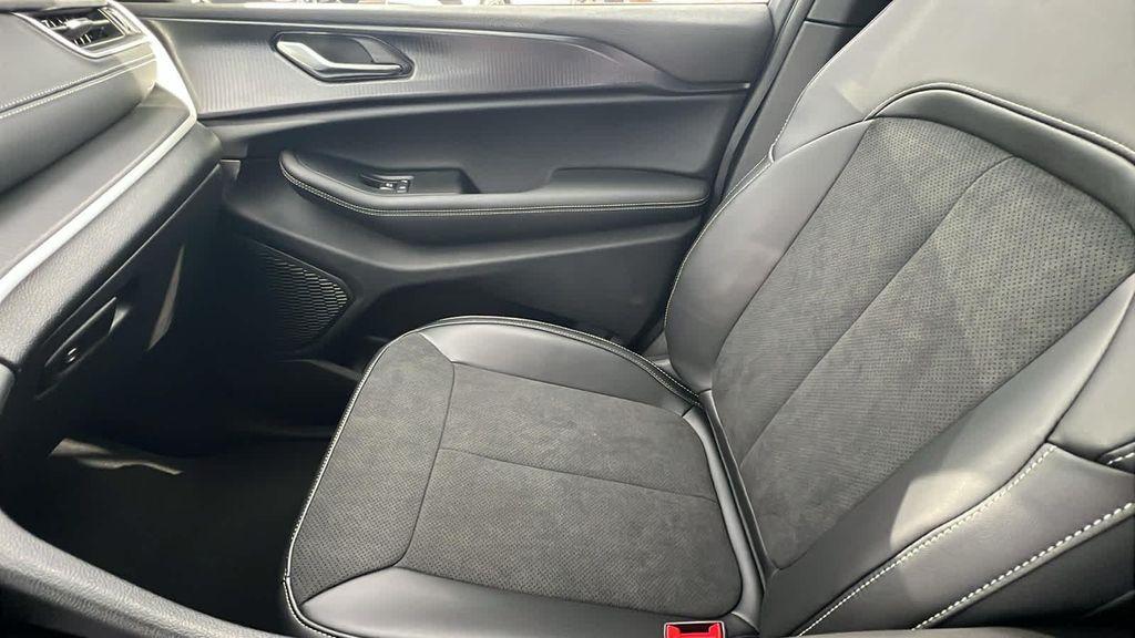 new 2025 Jeep Grand Cherokee car, priced at $41,222