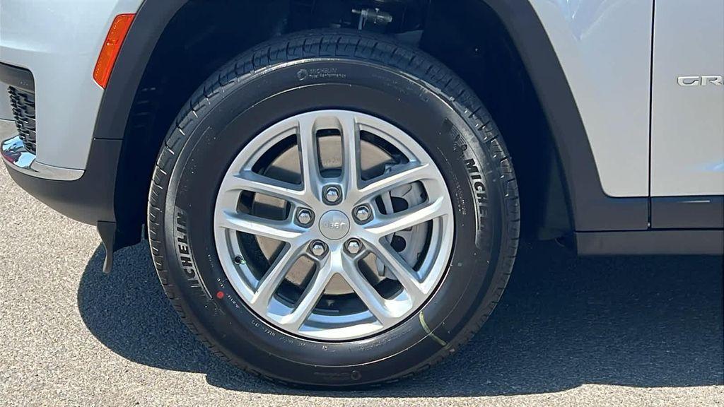 new 2025 Jeep Grand Cherokee L car, priced at $40,000