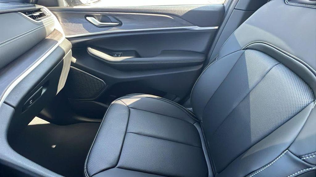 new 2025 Jeep Grand Cherokee car, priced at $50,750