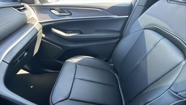 new 2025 Jeep Grand Cherokee car, priced at $51,000