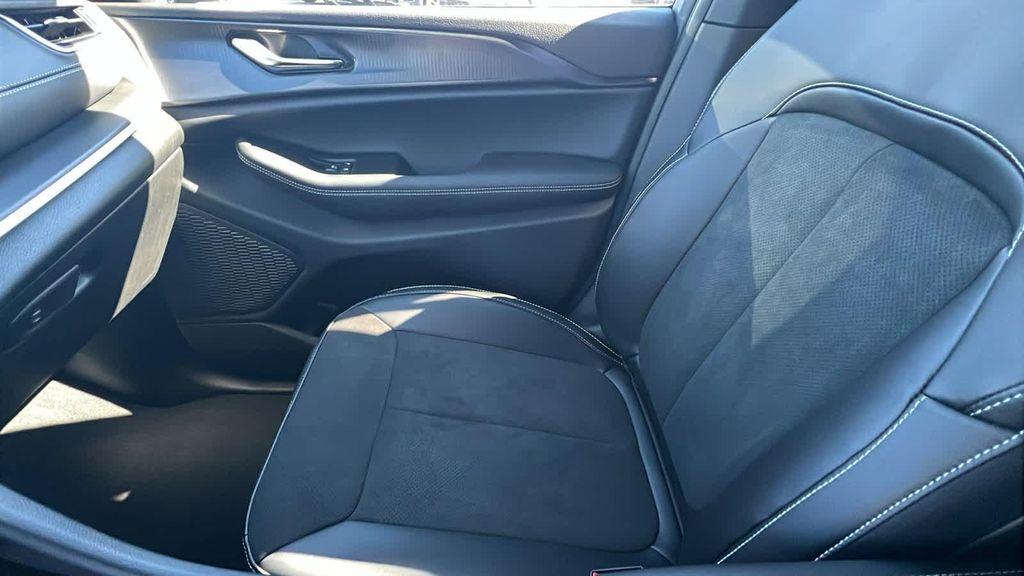 new 2025 Jeep Grand Cherokee car, priced at $42,650