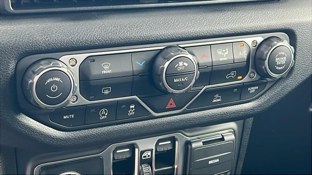 new 2025 Jeep Gladiator car, priced at $41,900