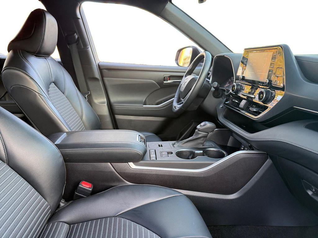 used 2022 Toyota Highlander car, priced at $33,999