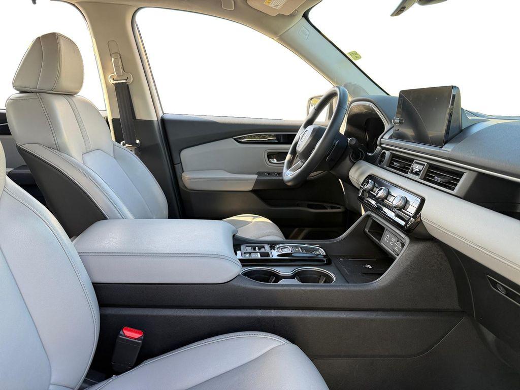 used 2025 Honda Pilot car, priced at $41,699