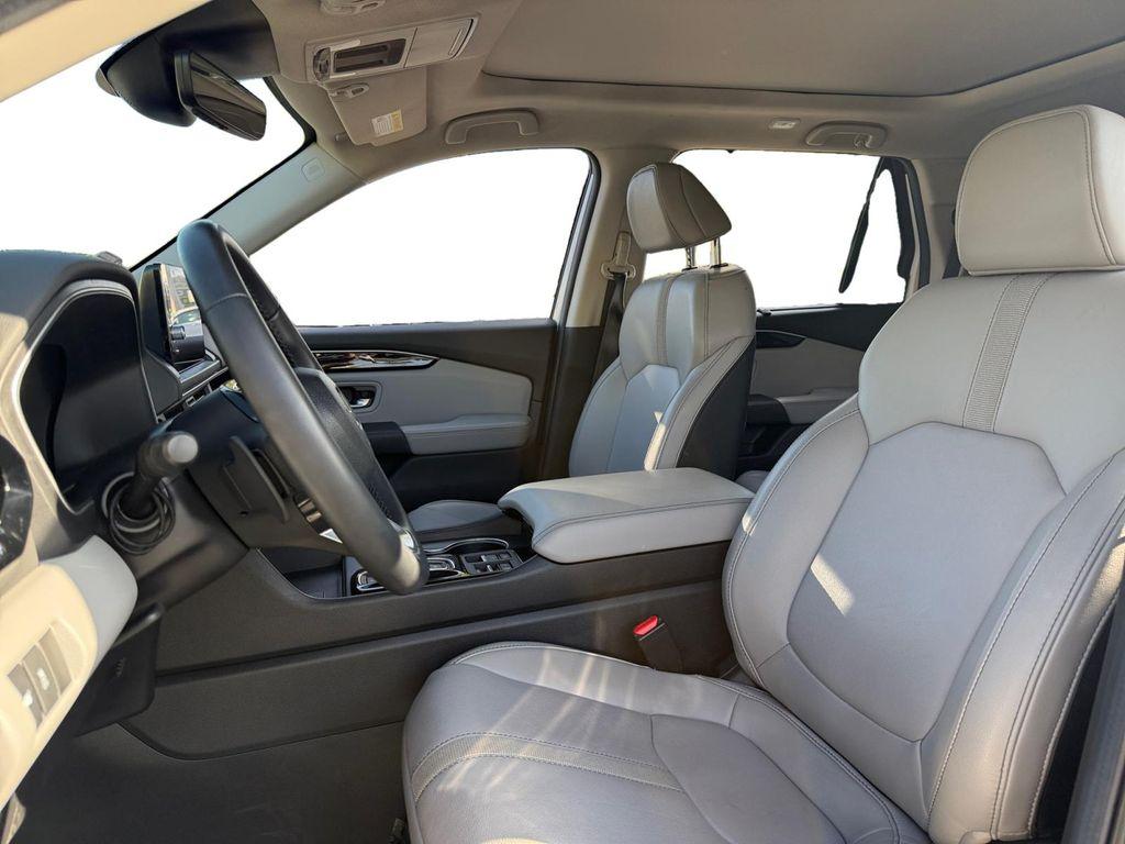 used 2025 Honda Pilot car, priced at $41,699