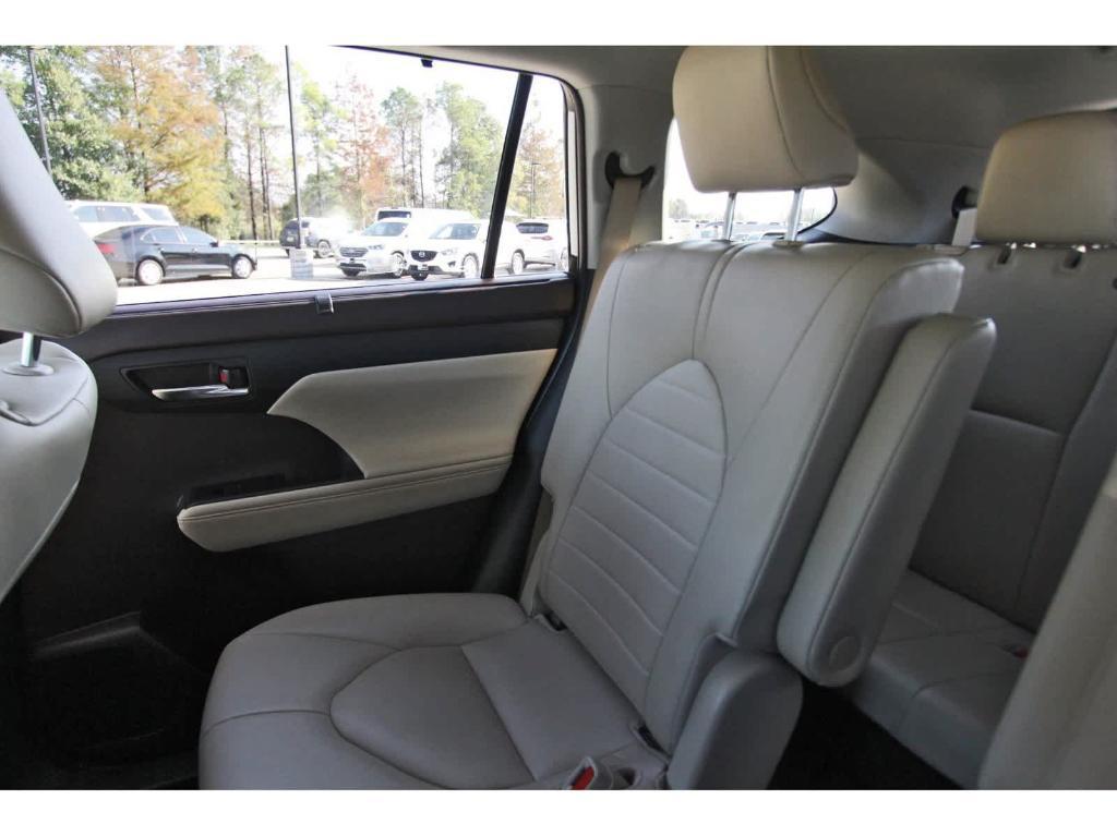 used 2022 Toyota Highlander car, priced at $31,998