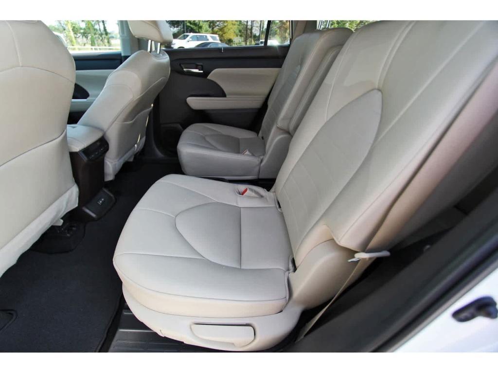 used 2022 Toyota Highlander car, priced at $31,998