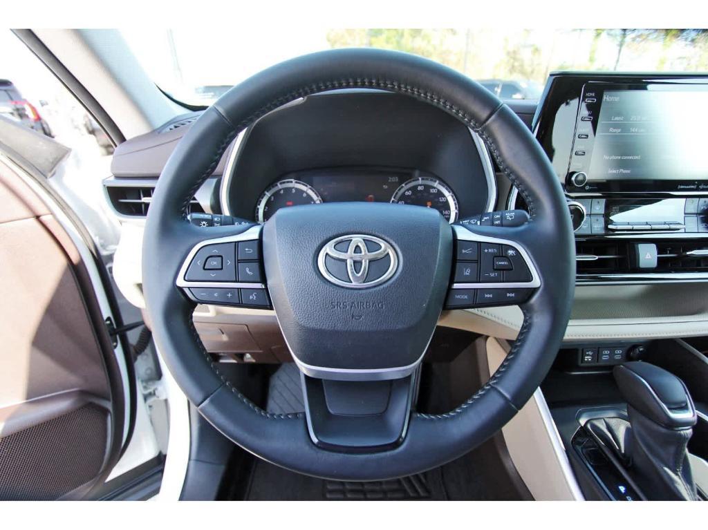 used 2022 Toyota Highlander car, priced at $31,998