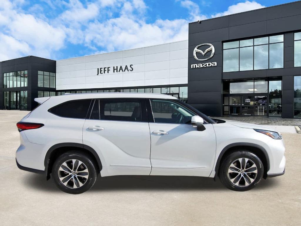 used 2022 Toyota Highlander car, priced at $31,998