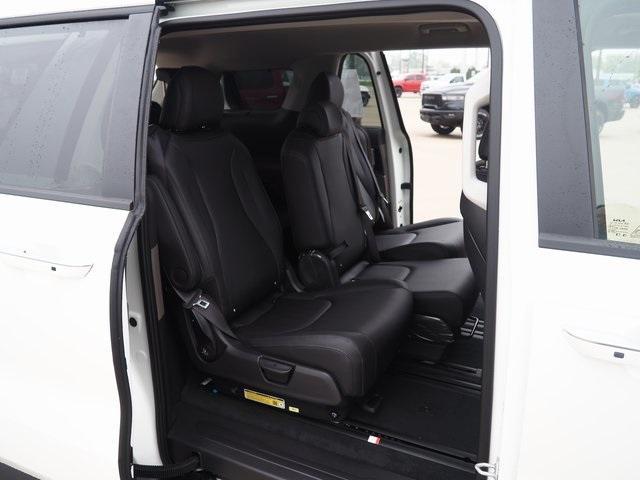 new 2025 Kia Carnival Hybrid car, priced at $45,195