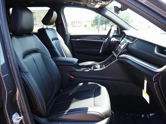 new 2025 Jeep Grand Cherokee car, priced at $52,000