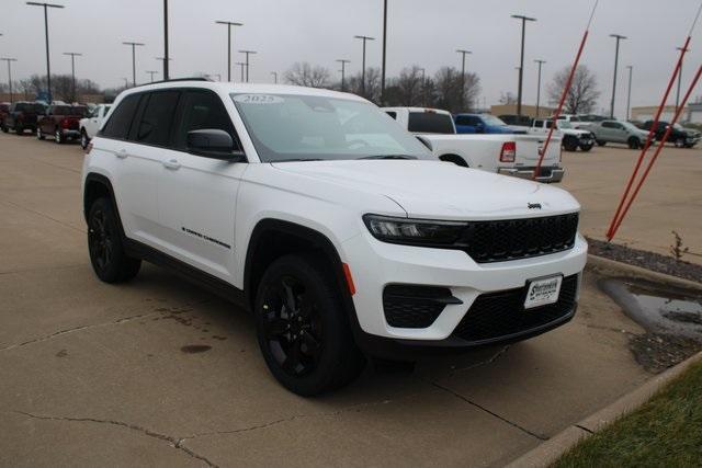 new 2025 Jeep Grand Cherokee car, priced at $43,575