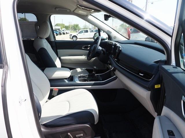 new 2025 Kia Carnival car, priced at $43,570