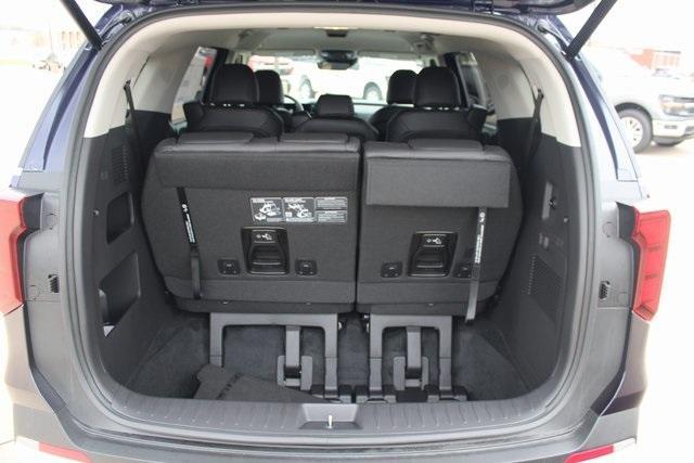 new 2025 Kia Carnival Hybrid car, priced at $44,435