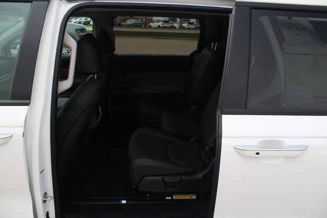 new 2025 Kia Carnival car, priced at $48,095