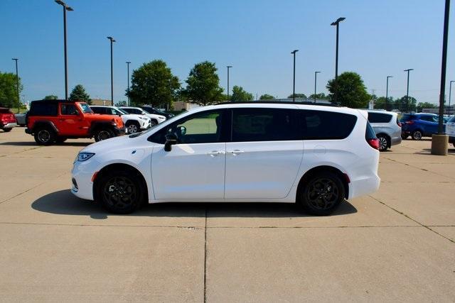 new 2024 Chrysler Pacifica Hybrid car, priced at $52,466