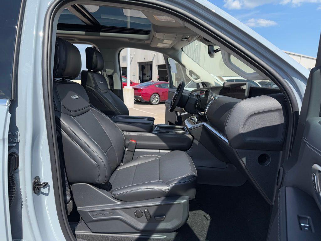 new 2025 Ford Expedition car, priced at $77,701