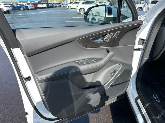 new 2026 Audi Q7 car, priced at $78,445