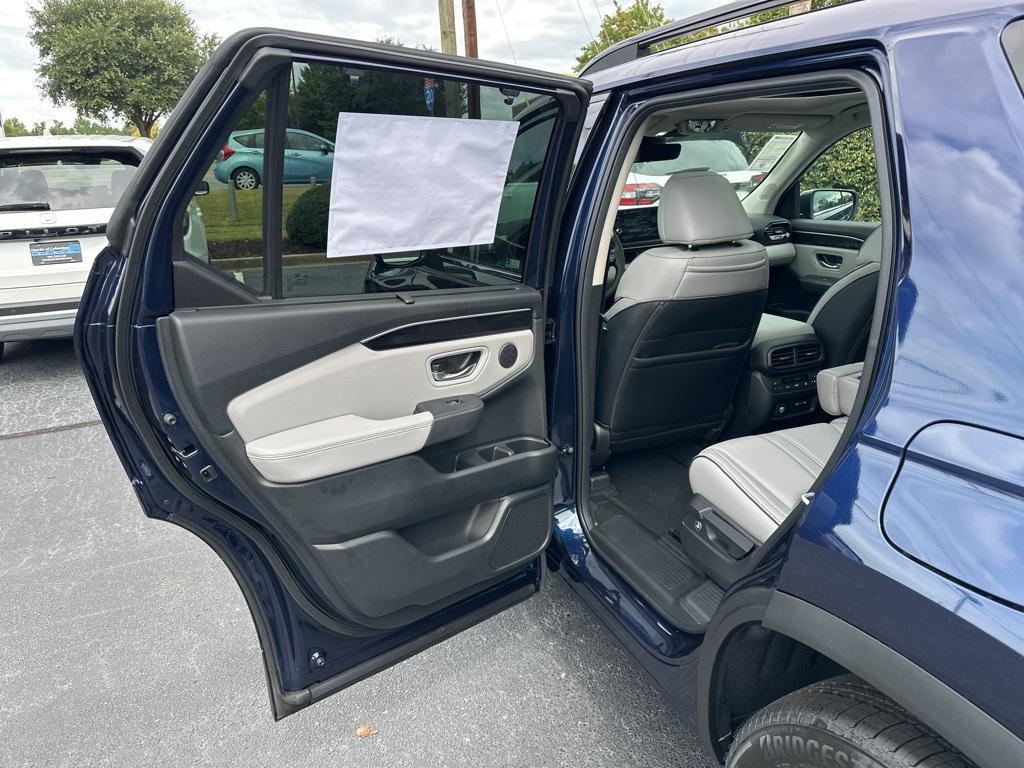 new 2025 Honda Pilot car, priced at $50,338