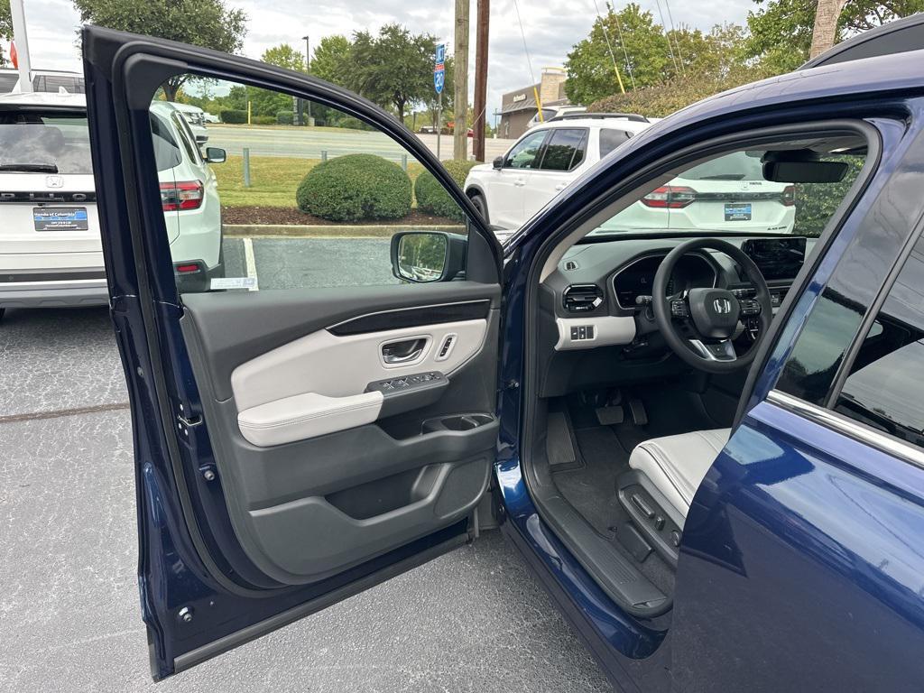 new 2025 Honda Pilot car, priced at $50,338